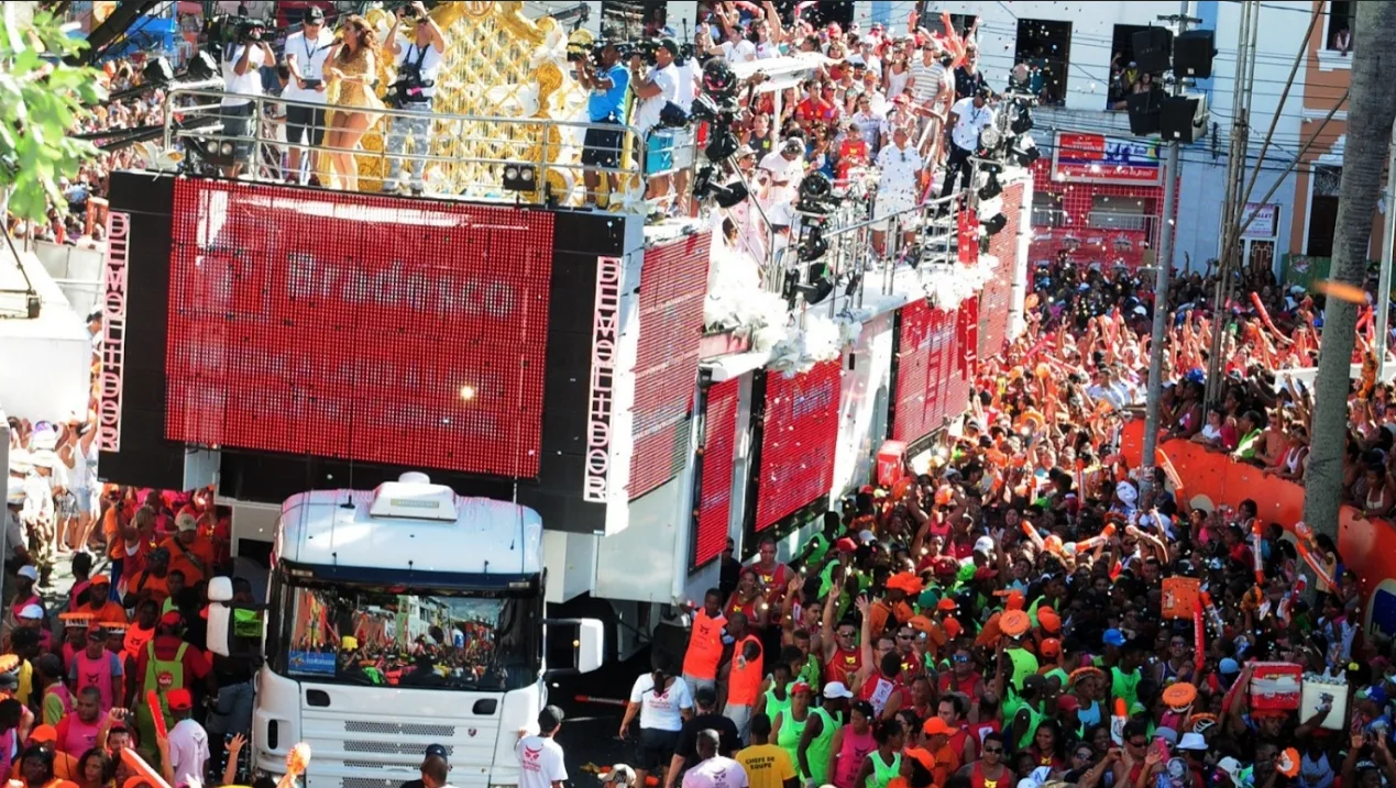 Trio Demolidor da Brandtruck no carnaval com o patrocínio do Bradesco