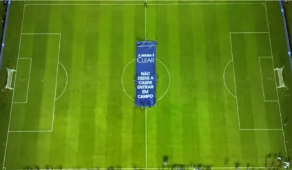 Imagem da ação promovida por Clear, que "limpou caspas" de campo em partida de futebol