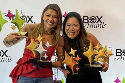 Brenda Maia, Sócia-fundadora e CEO da Eagle Agência, com a sócia Camila Inoue, seguram os prêmios recebidos no Bex Awards.