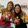 Brenda Maia, Sócia-fundadora e CEO da Eagle Agência, com a sócia Camila Inoue, seguram os prêmios recebidos no Bex Awards.