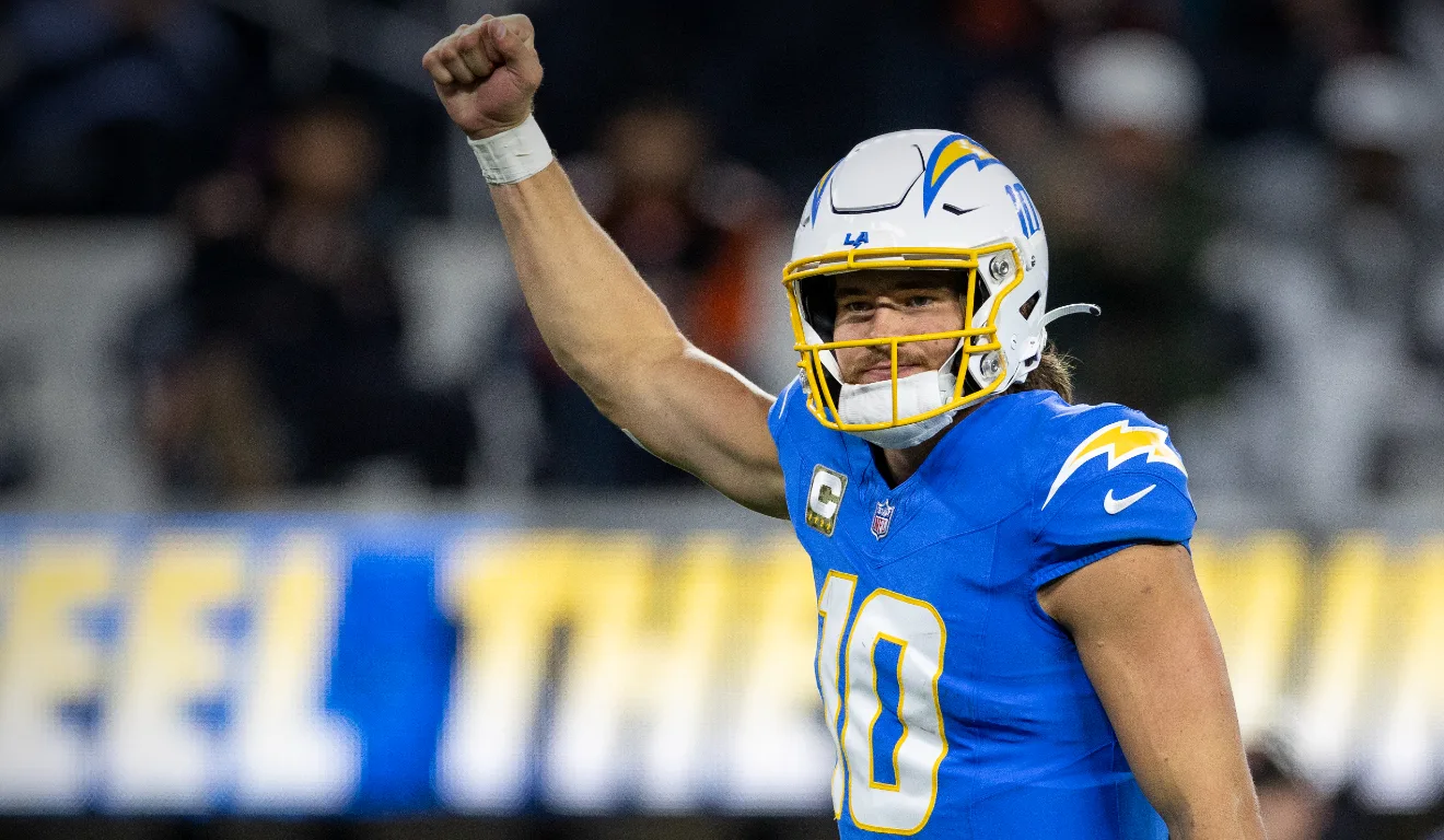 Imagem mostra jogador do Los Angeles Chargers, um dos times que jogará pela NFL em São Paulo em setembro de 2025