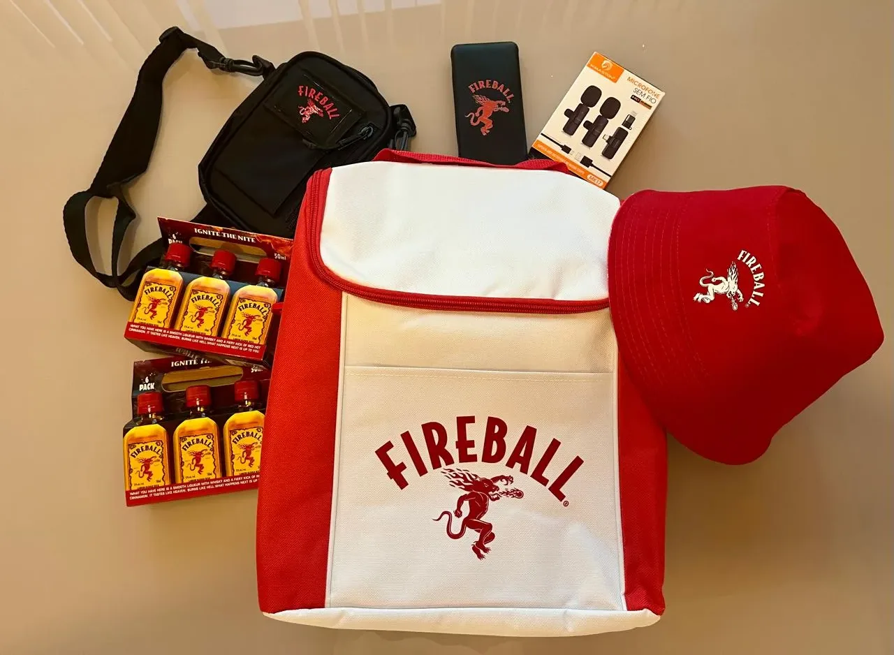 Complementando a ação na rua, Fireball aposta também na ação com influenciadores, entregando press kits especiais no estilo irreverente da marca.