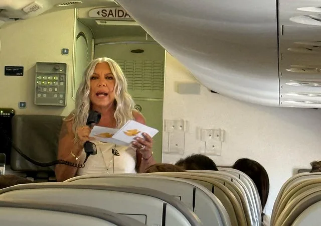 Imagem mostra ação da Dove em avião, com Astrid Fontenelle