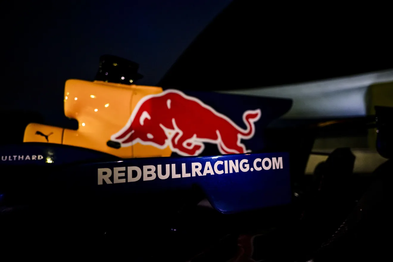 Imagem de um carro da Red Bull, que vai promover o Showrun Celebration com lineuo de música eletrônica