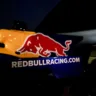 Imagem de um carro da Red Bull, que vai promover o Showrun Celebration com lineuo de música eletrônica