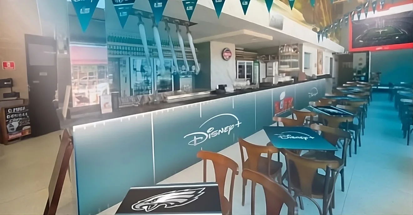 Imagem conceitual de bar tematizado pela Disney para watch party do Super Bowl