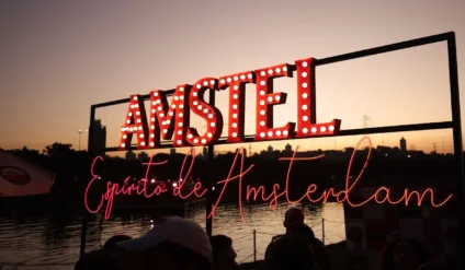 Imagem da logomarca da Amstel com slogan "Espírito de Amsterdã". Marca vai apoiar prêmio Young Lions em 2025