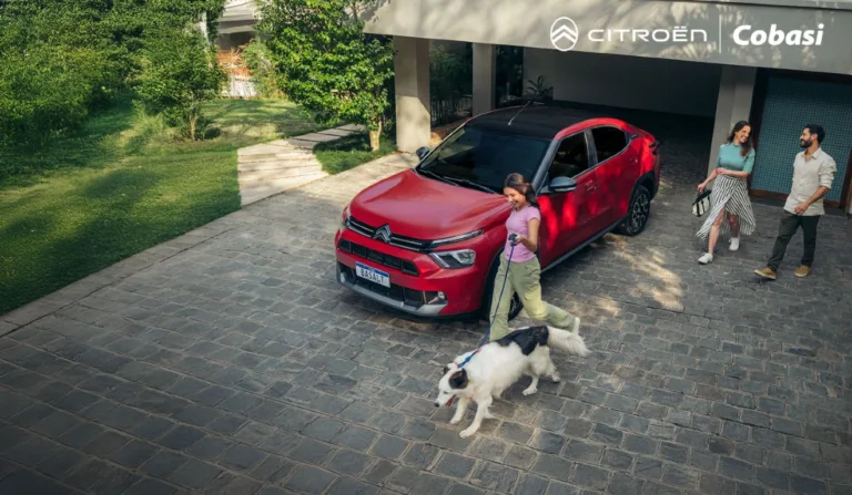 Imagem mostra um carro da Citroën com logomarca da Cobasi no topo