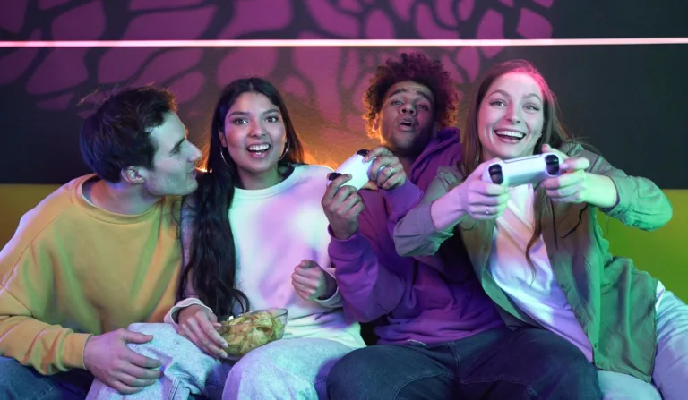 Imagem de vários jovens se divertindo enquando jogam videogame