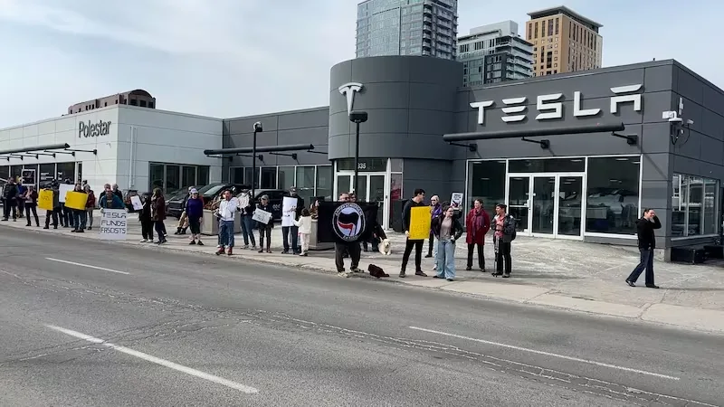 Cena de um protesto contra Elon Musk e a Tesla realizado no Canadá