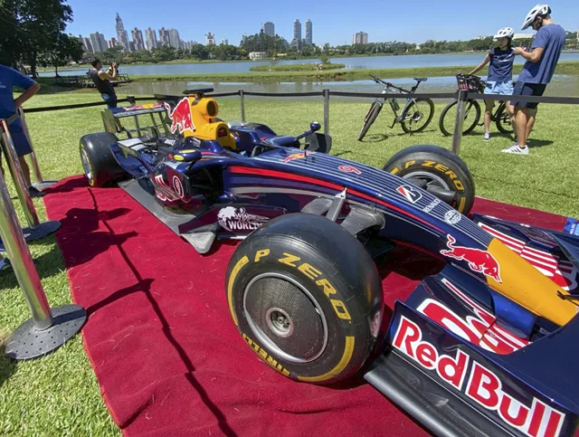 Red Bull RB7, carro de Fórmula 1, foi exibido no Parque Barigui, em Curitiba
