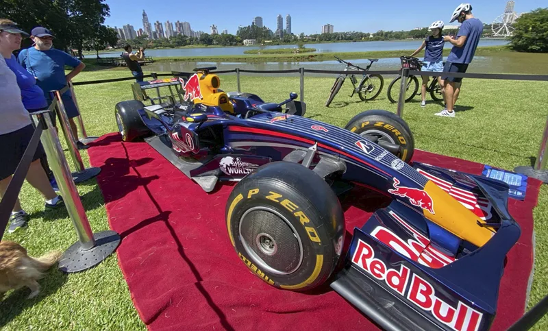 Red Bull RB7, carro de Fórmula 1, foi exibido no Parque Barigui, em Curitiba