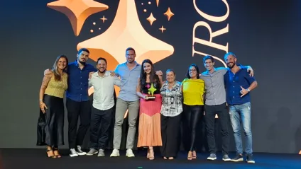 Equipe da R8 Live no palco do Bex Awards com os três troféus conquistados