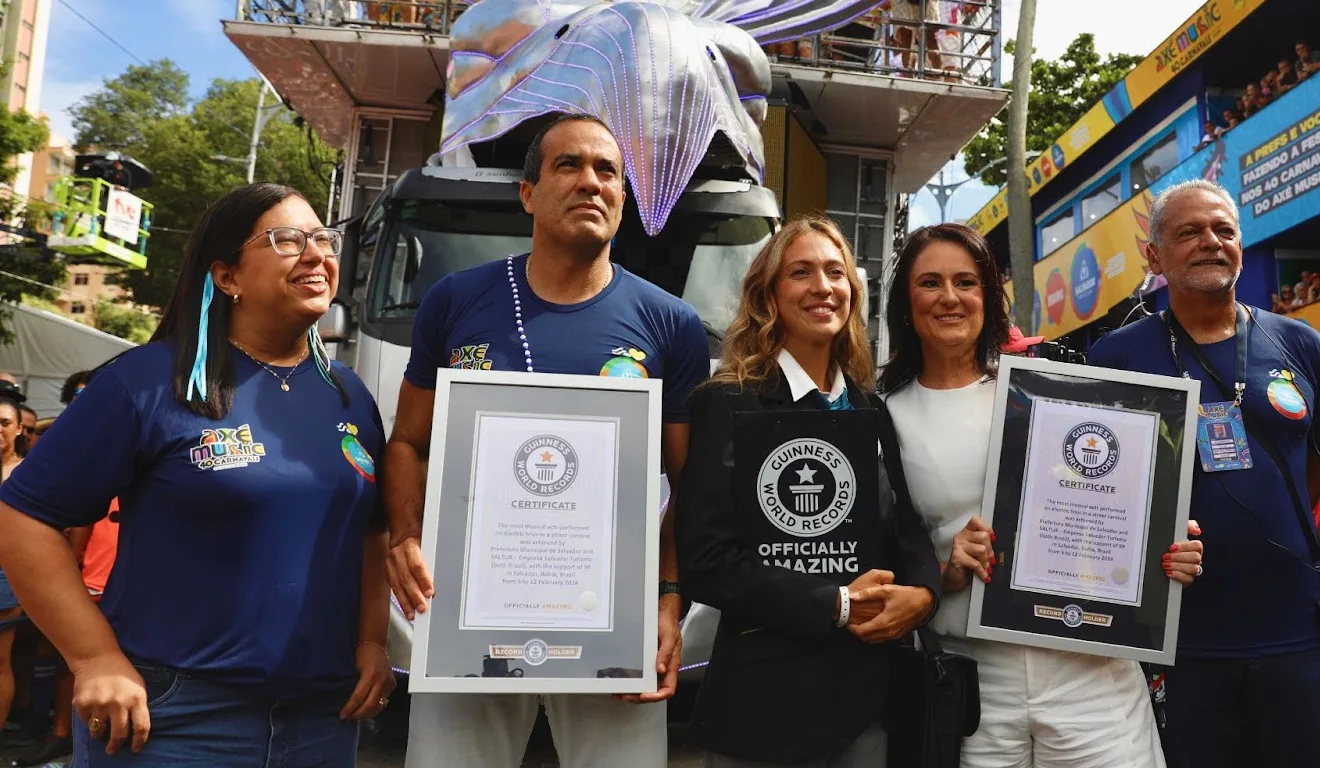 Imagem do Carnaval de Salvador recebendo prêmio de maior evento de rua sobre trios elétricos do Guinness