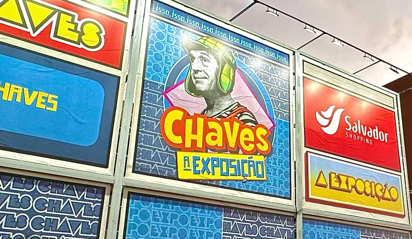 Imagem mostra fachada do evento Chaves: A Exposição, em Salvador