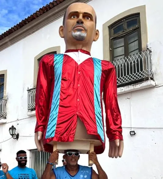 Boneco gigante em homenagem ao carregador Carlos da Burra com cores de Dorflex MAX