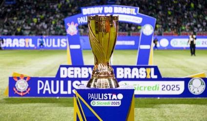 Imagem da Taça do Paulistão 2025 em exibição durante uma partida do Campeonato Paulista