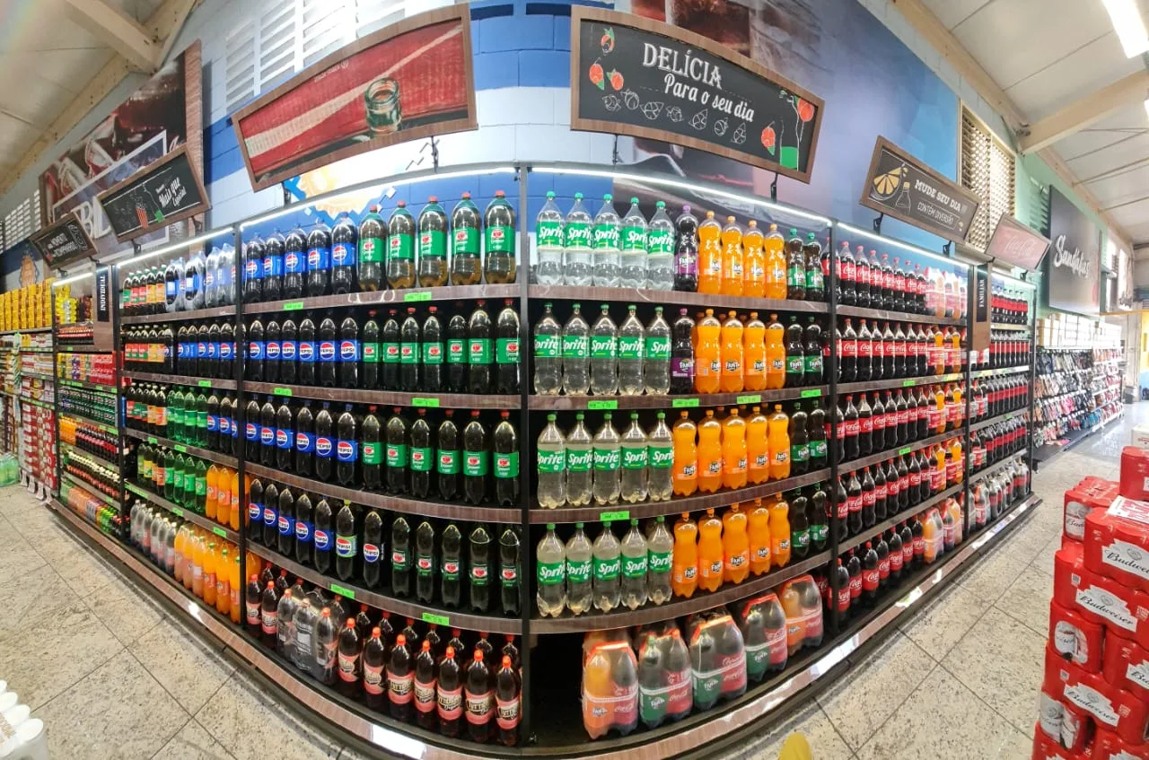 Produtos de Coca-Cola nas prateleiras do mercado