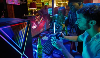 Imagem da ativação "Bar Servers" da Heineken, que reativou jogos antigos, desligados por suas produtoras