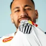 Imagem mostra Neymar, vestindo a camisa do Santos