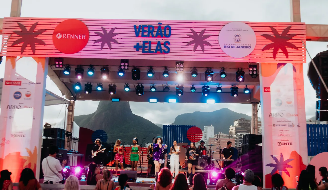 Fachada de uma edição anterior do evento "Verão Mais Delas"