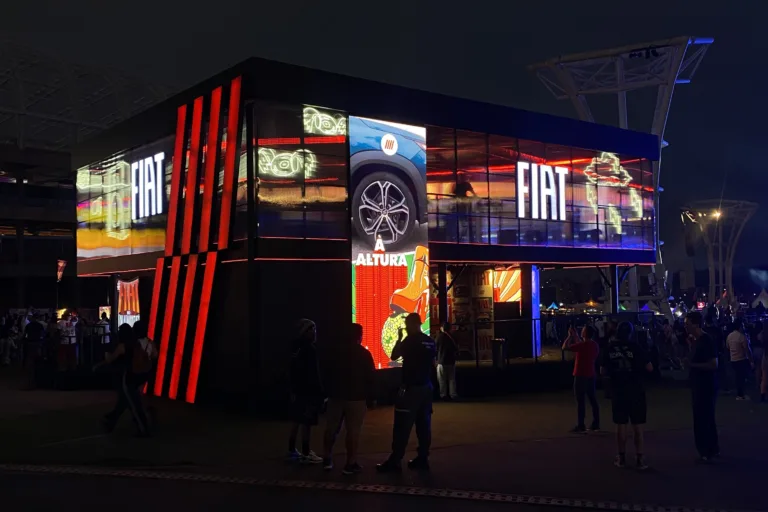 Estande da Fiat no Lollapalooza Brasil 2025 à noite