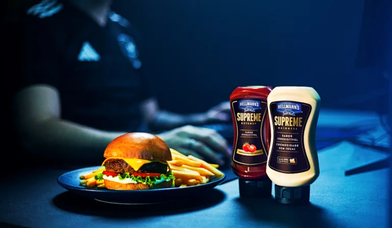 Imagem promocional de lanches da Hellmann's em um ambiente gamer, simbolizando ação com IA