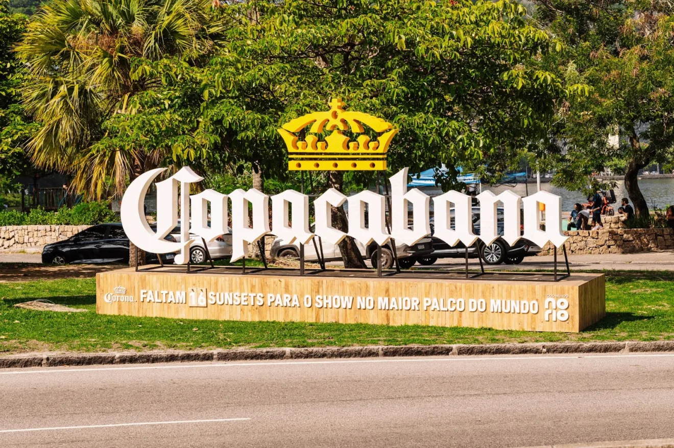 Imagem mostra relógios de Corona com contagem regressiva para o show de Lady Gaga, no RJ
