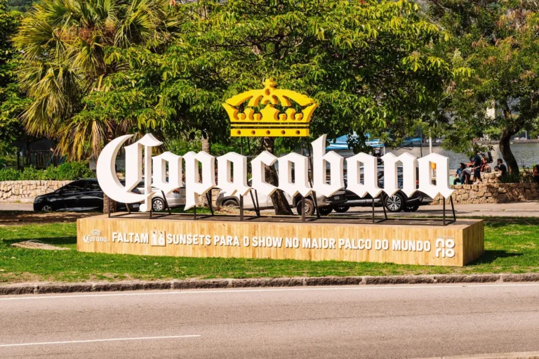 Imagem mostra relógios de Corona com contagem regressiva para o show de Lady Gaga, no RJ