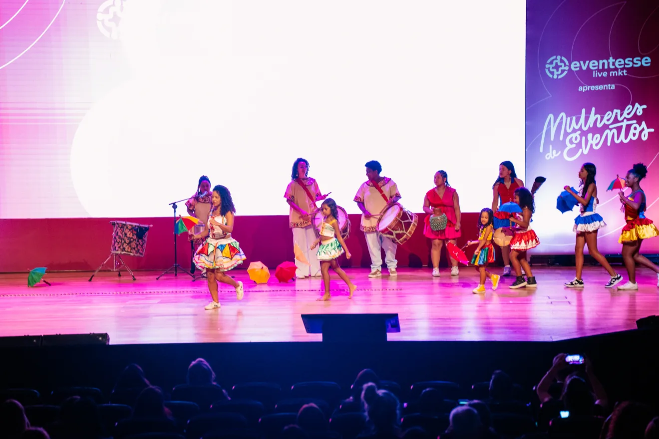 Apresentação de frevo folclórico no palco do "Mulheres de Eventos"