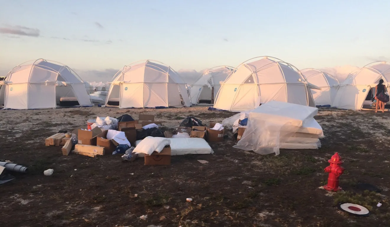 Foto de algumas barracas na edição original do Fyre Festival