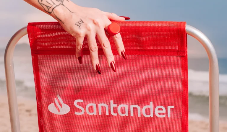 Imagem mostra uma cadeira do banco Santander, simbolizando show da Lady Gaga