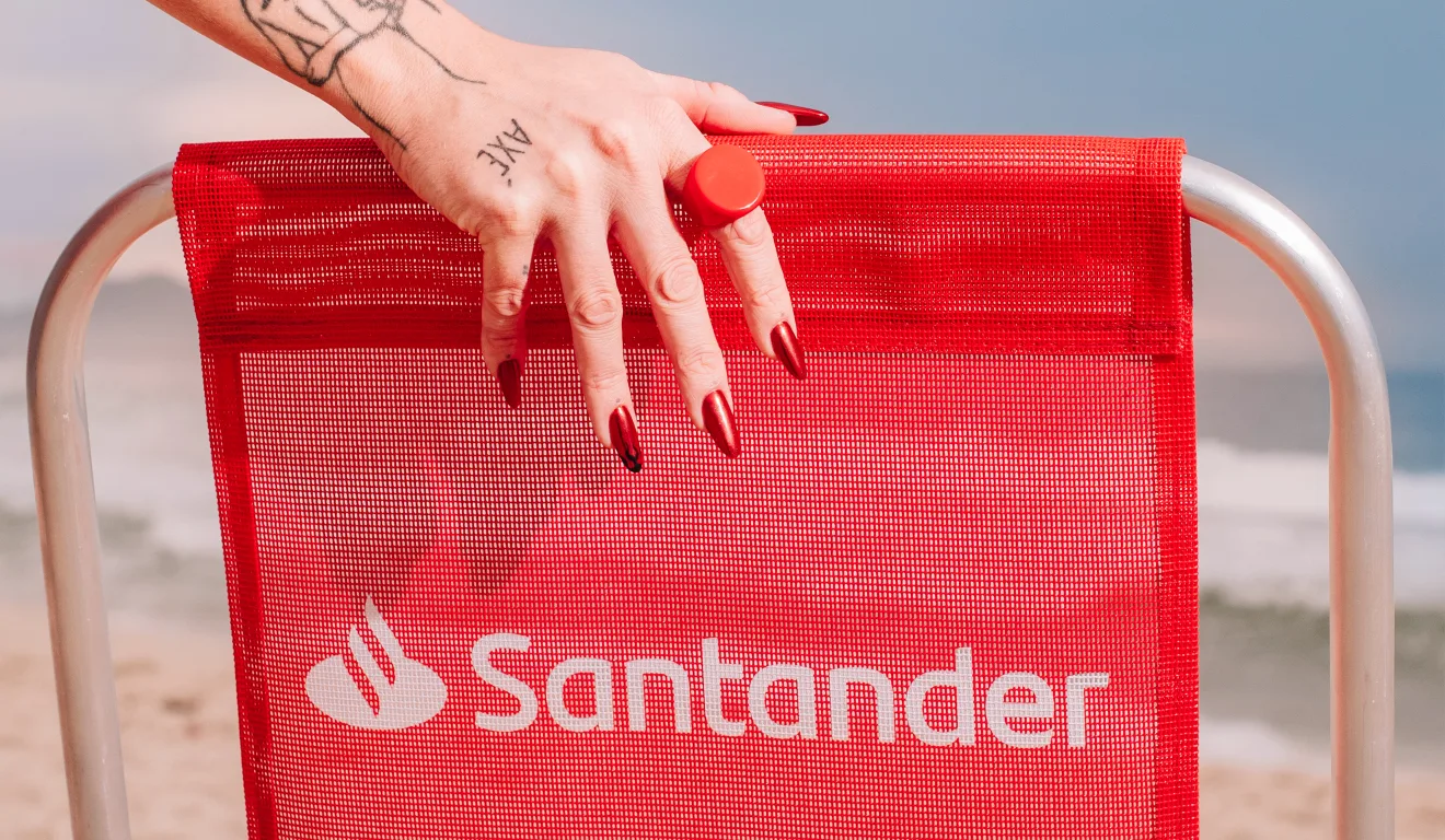 Imagem mostra uma cadeira do banco Santander, simbolizando show da Lady Gaga