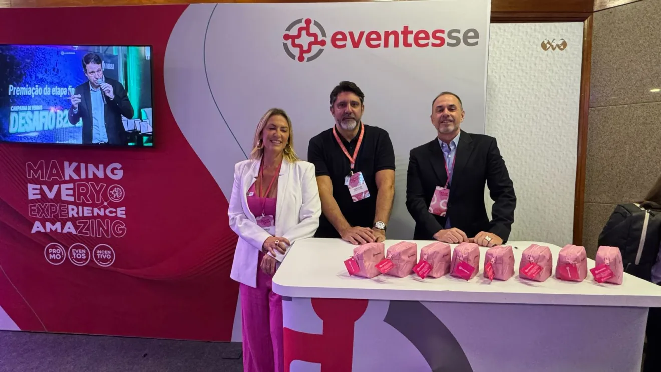 Equipe da Eventesse distribuindo brindes no "Mulheres de Eventos"