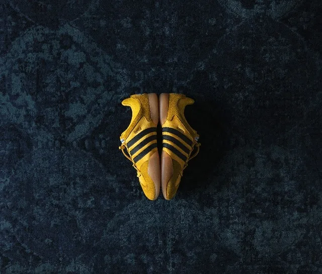 Imagemmostra o Bad Bunny Ballerina, collab entre o rapper e a adidas