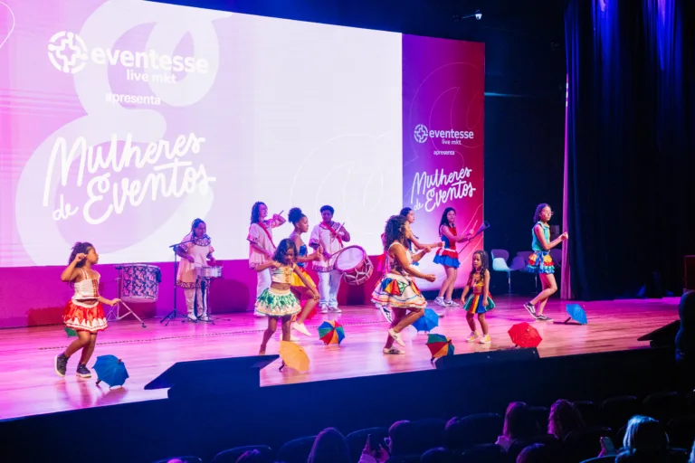 Apresentação de frevo folclórico no palco do "Mulheres de Eventos"
