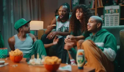 Frame de vídeo promocional de ação com Hellmann's e NBA