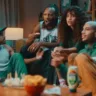 Frame de vídeo promocional de ação com Hellmann's e NBA