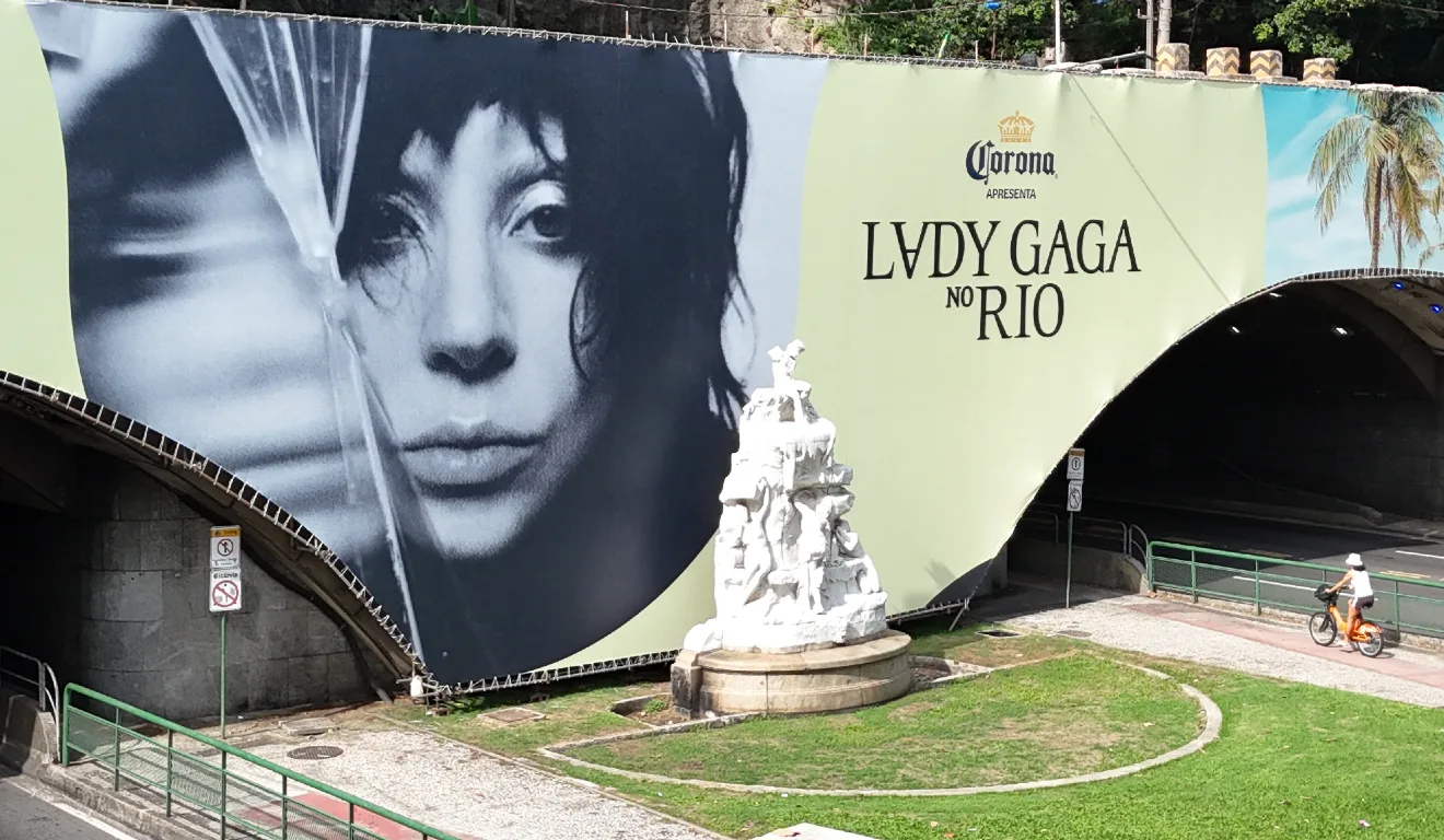 Painel dedicado à visita de Lady Gaga, no Rio