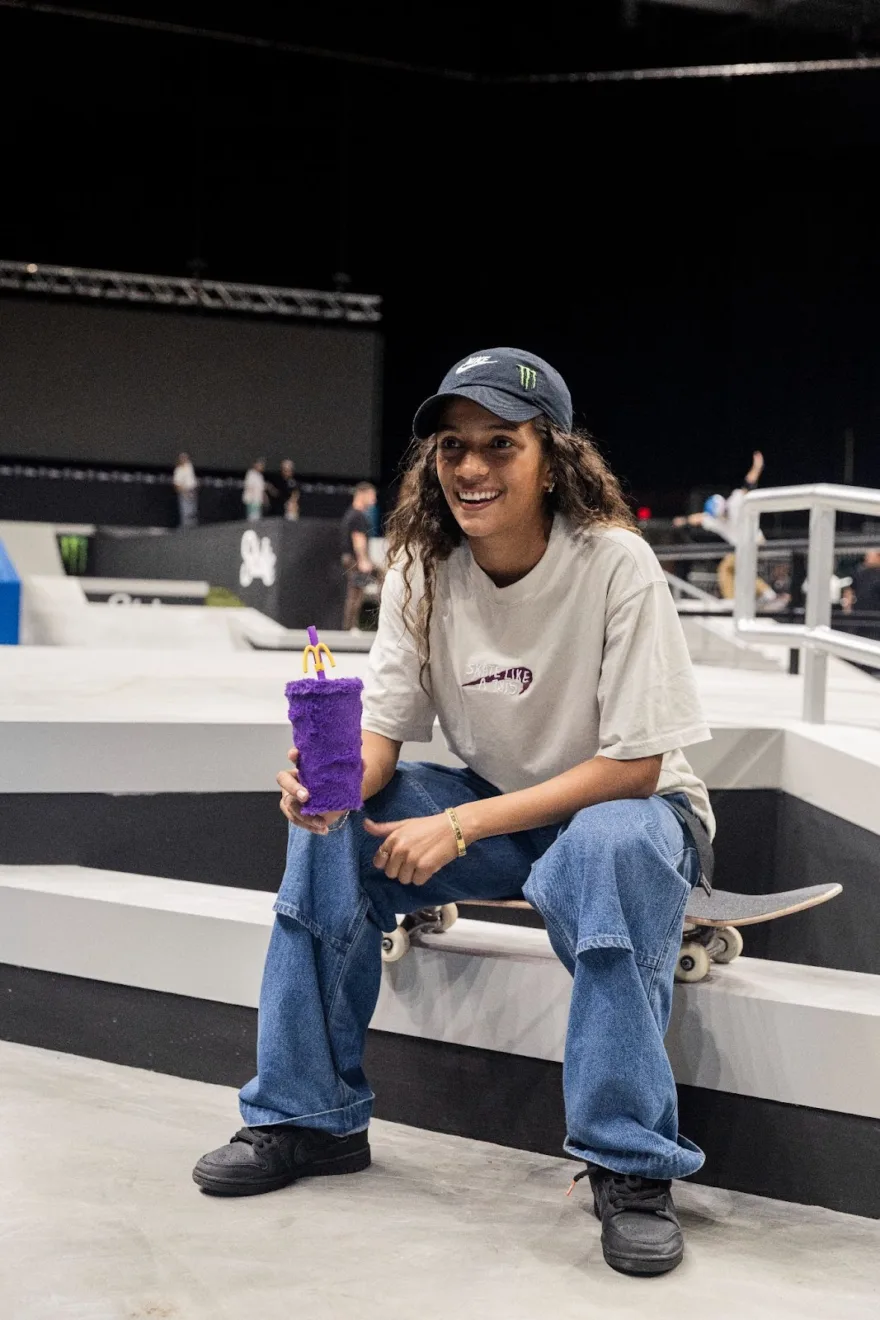Rayssa Leal está segurando um Grimace Shake, nova bebida do McDonald's