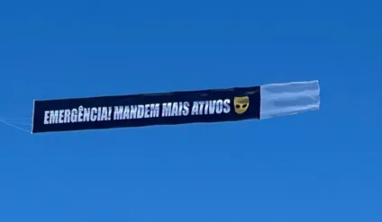 Imagem de faixa do Grindr durante show da Lady Gaga, sobrevoando a praia em um avião