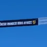 Imagem de faixa do Grindr durante show da Lady Gaga, sobrevoando a praia em um avião
