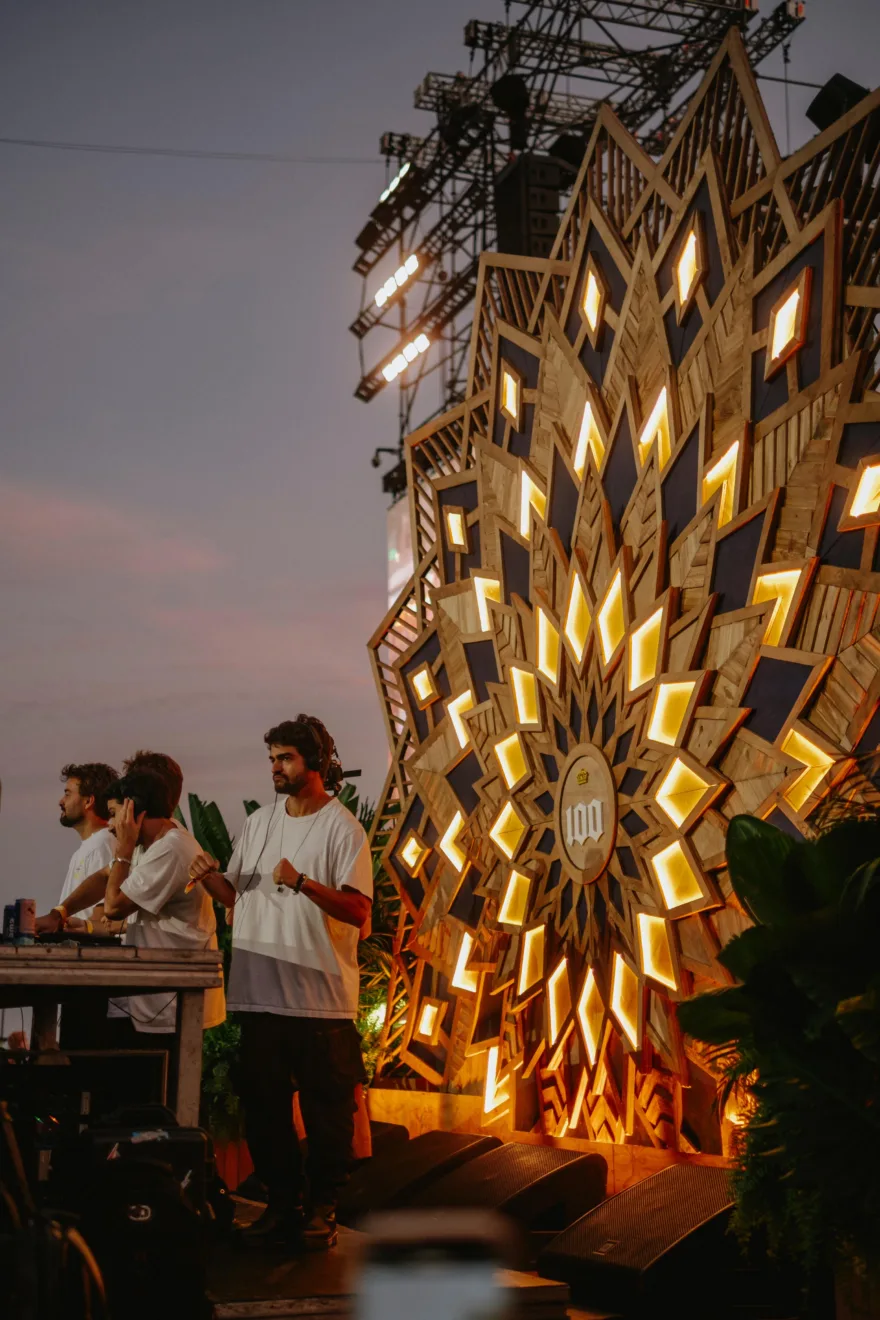 DJ's se apresentam no pôr do sol do Rio em uma área da Corona