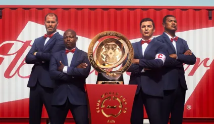 Imagem mostra logomarca da Budweiser por trás de diversos ex-jogadores da Seleção e a Taça da Copa do Mundo de Clubes da FIFA Imagem mostra logomarca da Budweiser por trás de diversos ex-jogadores da Seleção e a Taça da Copa do Mundo de Clubes da FIFA