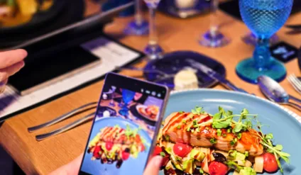 Imagem mostra smartphone fotografando comida em restaurante pop up da Samsung em Portugal