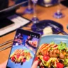 Imagem mostra smartphone fotografando comida em restaurante pop up da Samsung em Portugal