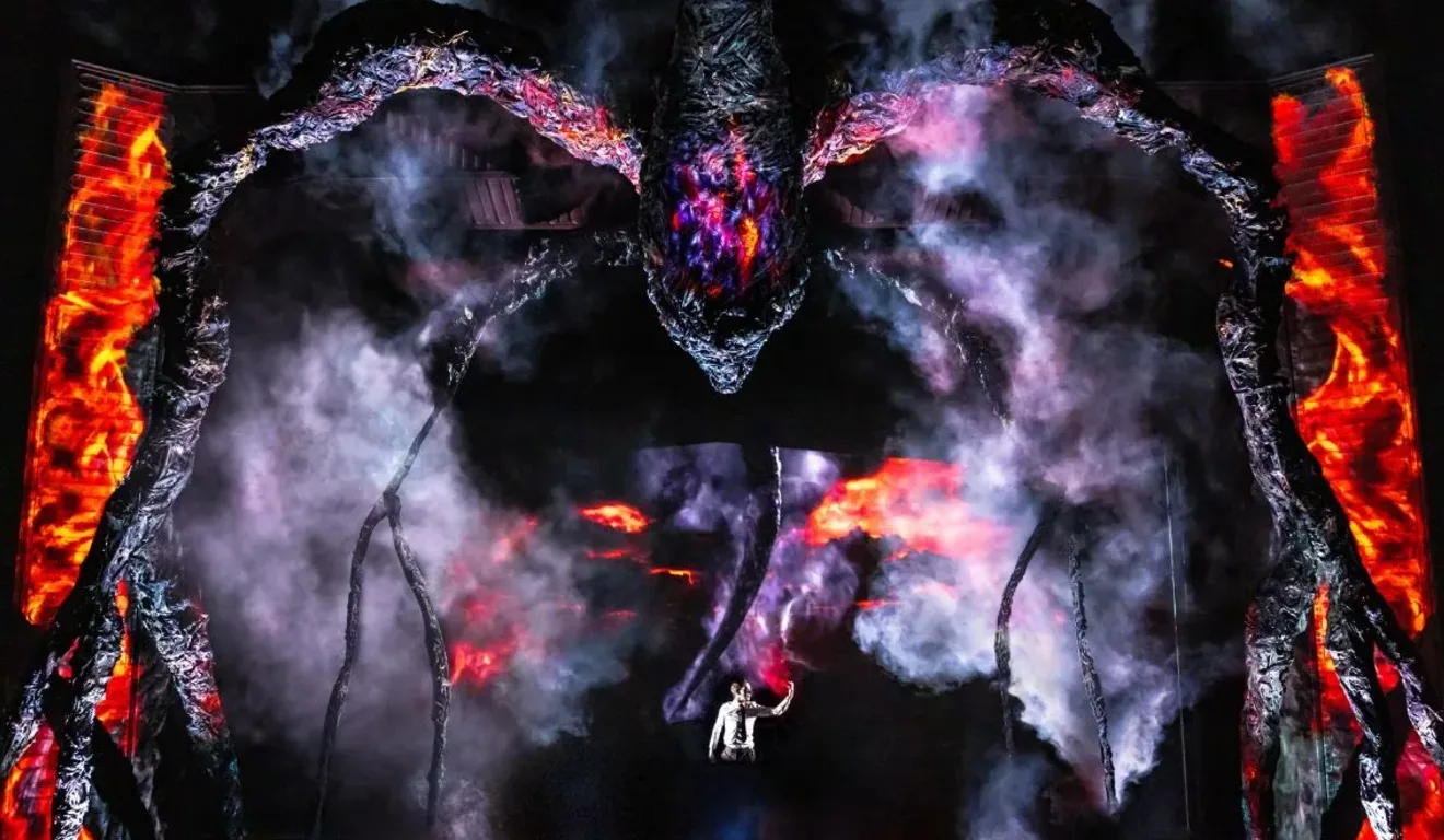 Imagem mostra cena da peça de Stranger Things, da Netflix, no teatro