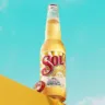 Banner da cerveja Sol simboliza ativações da marca no Arvo Festival de Florianópolis