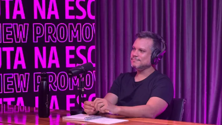 Alessandro Moreira, sócio e Brand Strategist da Chroma Garden falando sobre experiências imersivas com IA no Na Escuta