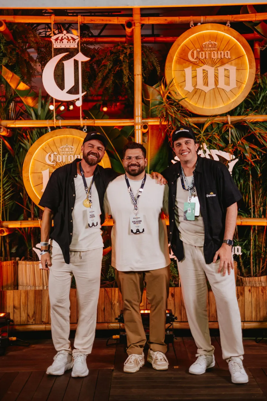 Equipe da agência Guru na área exclusiva da Corona 100 anos